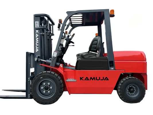 Capacidade de carga de 4000 kg em empilhadeira diesel com opções de motor e mastro